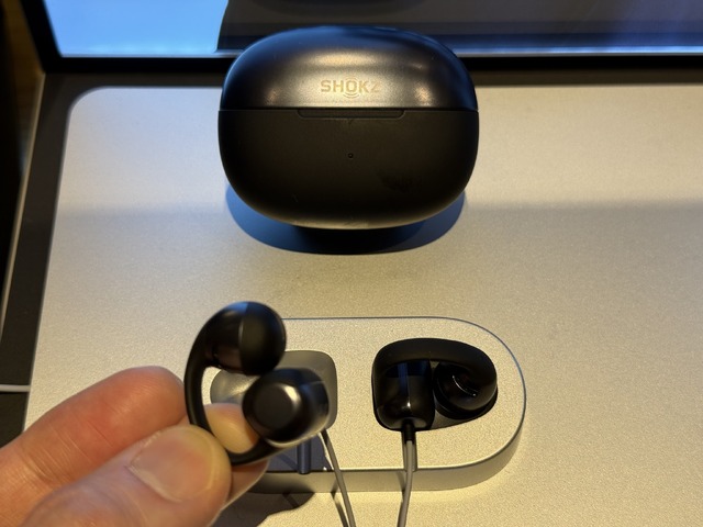 散々目にしているであろうShokzのイヤーカフ型イヤホン、OpenDots ONEをFreeClipと比べてみた