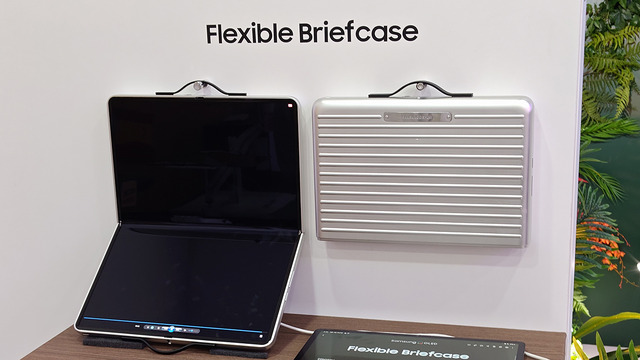 アタッシュケース型18インチの折りたたみディスプレイをスマホのお供に持ち運びたい（スマホ沼）