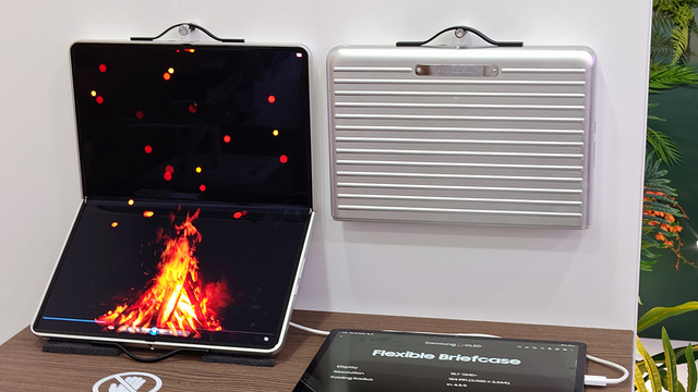 アタッシュケース型18インチの折りたたみディスプレイをスマホのお供に持ち運びたい（スマホ沼）