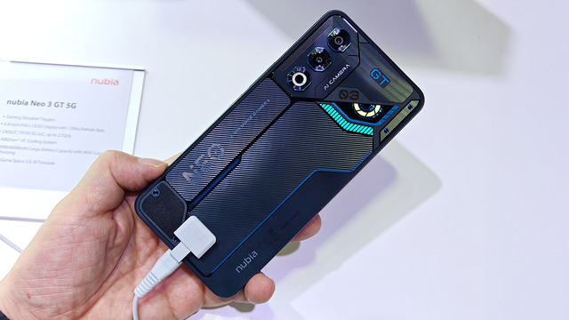 回転ベゼルのカメラフォンや巨大スピーカースマホまで、この春話題の4製品が発売に（スマホ沼）