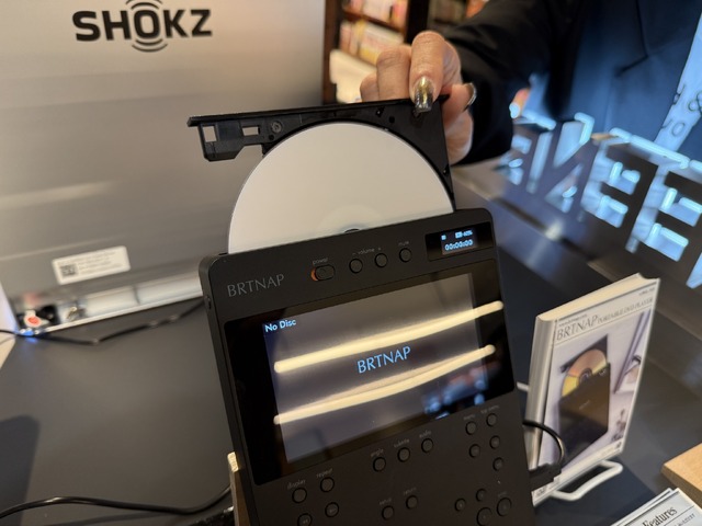 電子書籍スタイルで動画を楽しめるavexのポータブルDVDプレーヤー BRTNAPの実機を福岡天神 蔦屋書店で見てきた