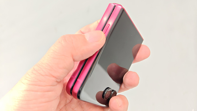モトローラから発表ホヤホヤの「razr 60」シリーズ実機を隅々チェック。さらに魅力的な新デバイスも（スマホ沼）
