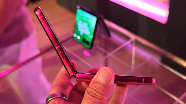 モトローラのアゲアゲのパーティに参加するも、とにかくrazr 60を触りまくってきた話(スマホ沼)
