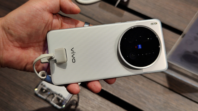 vivo対Xiaomi 純正カメラキット対決。X200 Ultraの“ある機能”がXiaomiの次期フォトグラファーキットに欲しいぞと思った(スマホ沼)