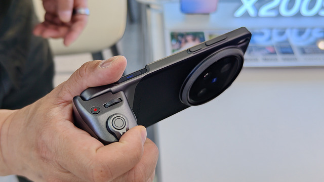 vivo対Xiaomi 純正カメラキット対決。X200 Ultraの“ある機能”がXiaomiの次期フォトグラファーキットに欲しいぞと思った(スマホ沼)