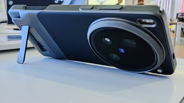 vivo対Xiaomi 純正カメラキット対決。X200 Ultraの“ある機能”がXiaomiの次期フォトグラファーキットに欲しいぞと思った(スマホ沼)