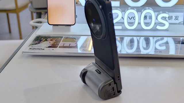 vivo対Xiaomi 純正カメラキット対決。X200 Ultraの“ある機能”がXiaomiの次期フォトグラファーキットに欲しいぞと思った(スマホ沼)