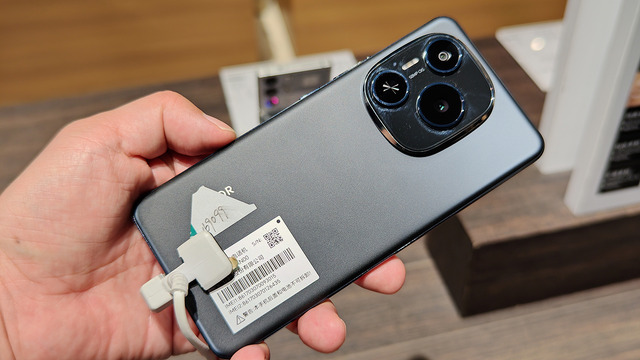 AI時代に5000mAhじゃ足りない。HONOR Powerは8000mAh搭載でも普通サイズな理由（スマホ沼）