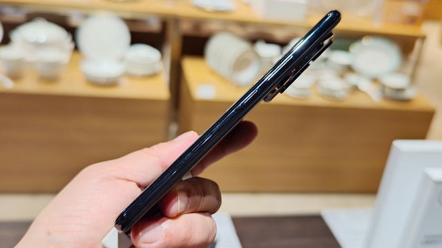 AI時代に5000mAhじゃ足りない。HONOR Powerは8000mAh搭載でも普通サイズな理由（スマホ沼）