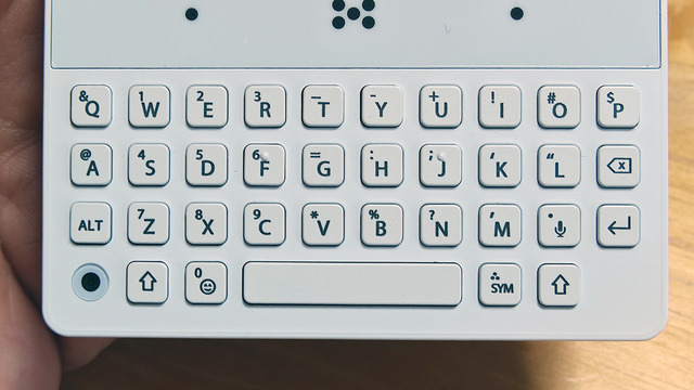 QWERTYキー好き注目の「Minimal Phone」を古の名キーボード端末と比較（スマホ沼）