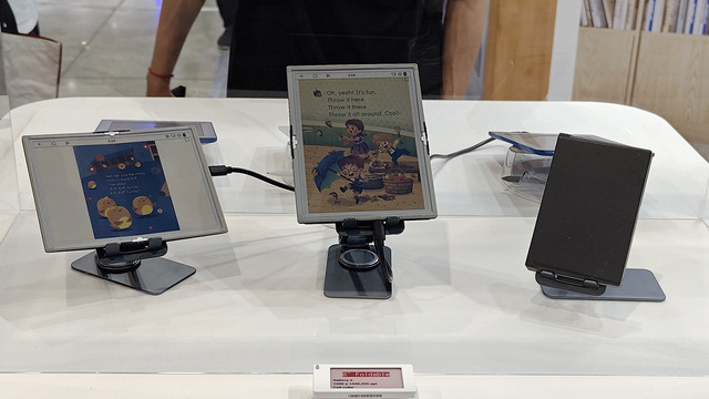これぞ本。カラーEインク搭載の折りたたみ電子ブックリーダーをCOMPUTEXで発見（スマホ沼）