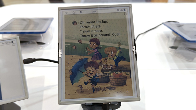 これぞ本。カラーEインク搭載の折りたたみ電子ブックリーダーをCOMPUTEXで発見（スマホ沼）