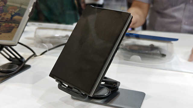 これぞ本。カラーEインク搭載の折りたたみ電子ブックリーダーをCOMPUTEXで発見（スマホ沼）
