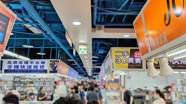 中古スマホ屋さんがひしめく台湾のビル、東協廣場で掘り出し物を物色してきた（スマホ沼）