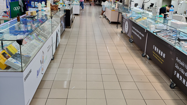 中古スマホ屋さんがひしめく台湾のビル、東協廣場で掘り出し物を物色してきた（スマホ沼）