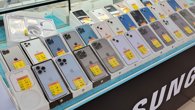 中古スマホ屋さんがひしめく台湾のビル、東協廣場で掘り出し物を物色してきた（スマホ沼）