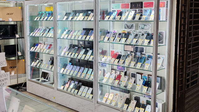 中古スマホ屋さんがひしめく台湾のビル、東協廣場で掘り出し物を物色してきた（スマホ沼）