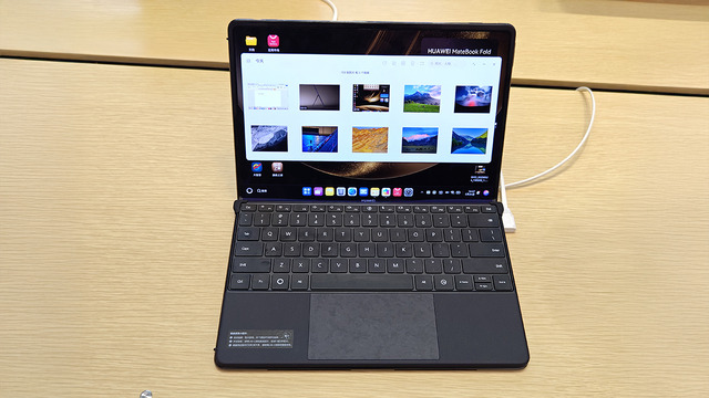 18インチのフォルダブル・ノート「MateBook Fold Ultimate Design」を見た。そのインパクトたるや(スマホ沼)