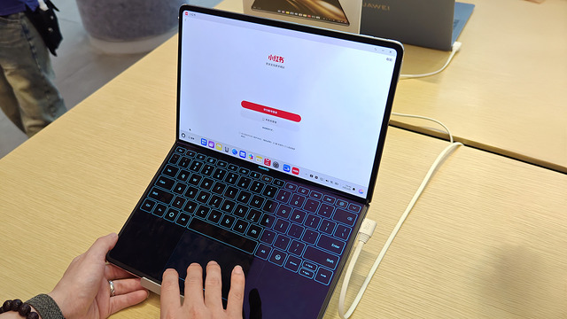18インチのフォルダブル・ノート「MateBook Fold Ultimate Design」を見た。そのインパクトたるや(スマホ沼)