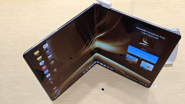 18インチのフォルダブル・ノート「MateBook Fold Ultimate Design」を見た。そのインパクトたるや(スマホ沼)