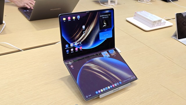 18インチのフォルダブル・ノート「MateBook Fold Ultimate Design」を見た。そのインパクトたるや(スマホ沼)