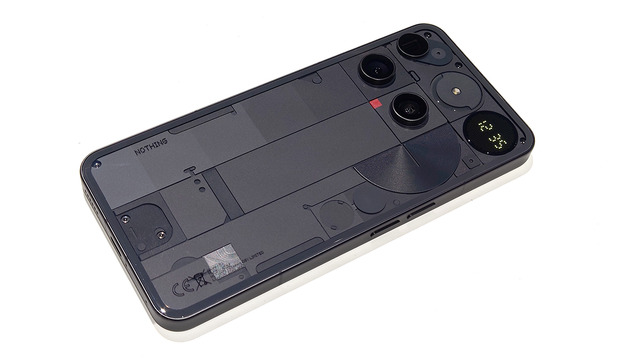 Nothing Phone (3) 実機を最速チェック。背面LEDから丸窓のドット表示に。更なる謎ボタン、そしてヘッドフォンも（スマホ沼）