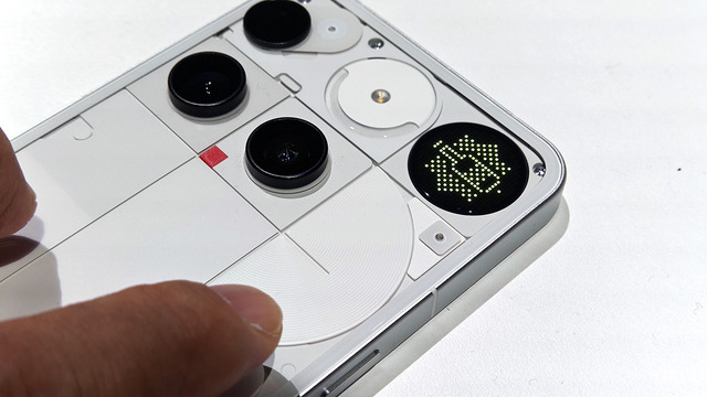 Nothing Phone (3) 実機を最速チェック。背面LEDから丸窓のドット表示に。更なる謎ボタン、そしてヘッドフォンも（スマホ沼）
