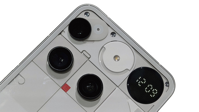 Nothing Phone (3) 実機を最速チェック。背面LEDから丸窓のドット表示に。更なる謎ボタン、そしてヘッドフォンも（スマホ沼）
