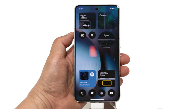 Nothing Phone (3) 実機を最速チェック。背面LEDから丸窓のドット表示に。更なる謎ボタン、そしてヘッドフォンも（スマホ沼）