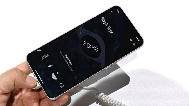 Nothing Phone (3) 実機を最速チェック。背面LEDから丸窓のドット表示に。更なる謎ボタン、そしてヘッドフォンも（スマホ沼）