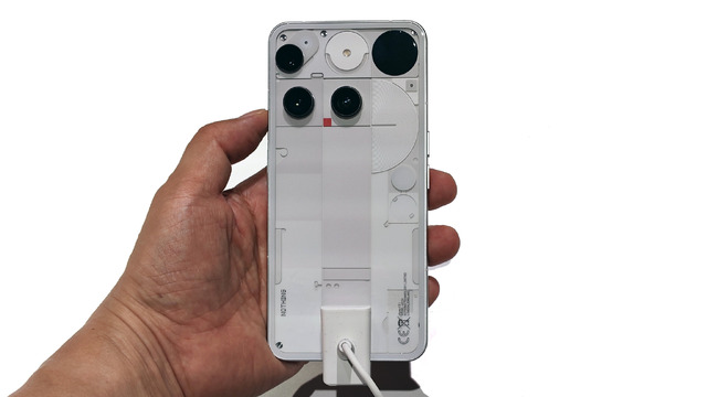 Nothing Phone (3) 実機を最速チェック。背面LEDから丸窓のドット表示に。更なる謎ボタン、そしてヘッドフォンも（スマホ沼）