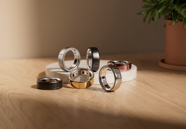 Oura Ring 4 日本で発売。チタンに18のセンサーを搭載した高級スマートリング。Galaxy Ringとも比較してみました