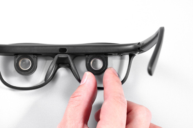 視野2.4倍のViXion2を体験。5cmから無限遠のオートフォーカス アイウェア、流体レンズ改良で歴然と広く見やすく