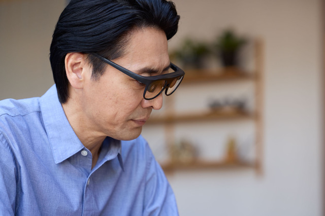 視野2.4倍のViXion2を体験。5cmから無限遠のオートフォーカス アイウェア、流体レンズ改良で歴然と広く見やすく