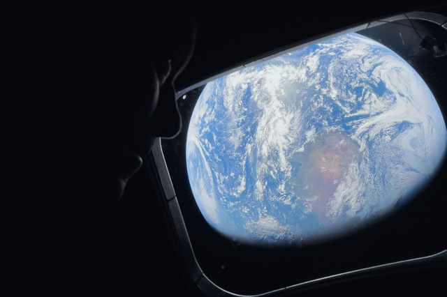iPhone 17 Proで撮影された、宇宙船の窓から見える地球
