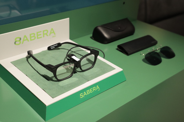 鯖江発のARグラス「SABERA」発表、通知や翻訳・ナビをFOV30度で表示　超早割6万4990円から