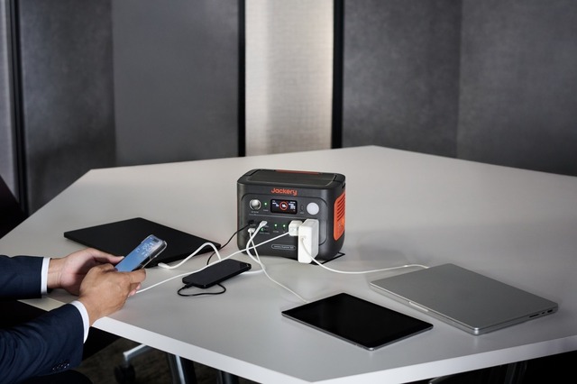 Jackery、小型で10ms UPS対応のポータブル電源「300 New」発売　300W出力 288Whで3.7kg、テレワーク停電対策