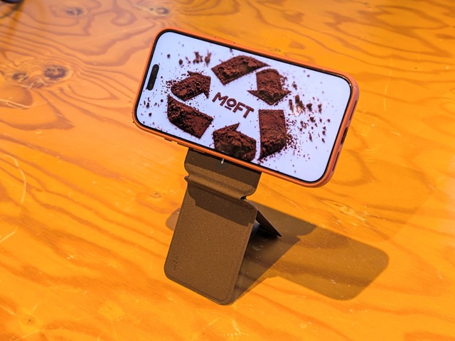 MOFT「珈琲の香りスマホスタンド」？を買ってみた。定番「七変化」にコーヒーかす由来の新素材、仄かに甘いカフェの匂い　ノート用スリーブケース兼スタンドも
