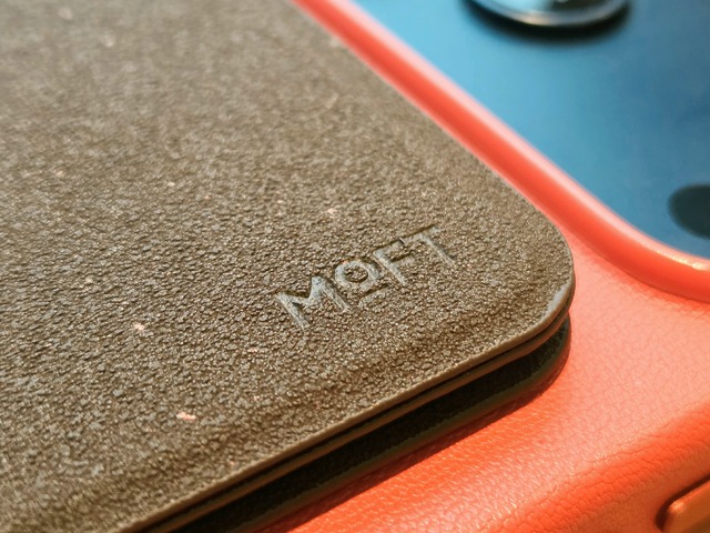 MOFT「珈琲の香りスマホスタンド」？を買ってみた。定番「七変化」にコーヒーかす由来の新素材、仄かに甘いカフェの匂い　ノート用スリーブケース兼スタンドも