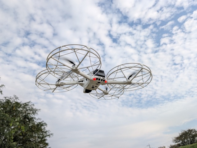 空中のドローンを掴んで動かす『能力者』感。Antigravity A1にウォッチ＆指輪型リモコン『Follow Me』、ゴーグルなしで手軽に空撮