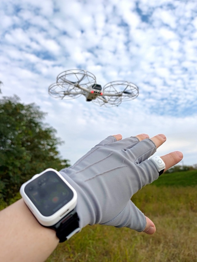 空中のドローンを掴んで動かす『能力者』感。Antigravity A1にウォッチ＆指輪型リモコン『Follow Me』、ゴーグルなしで手軽に空撮