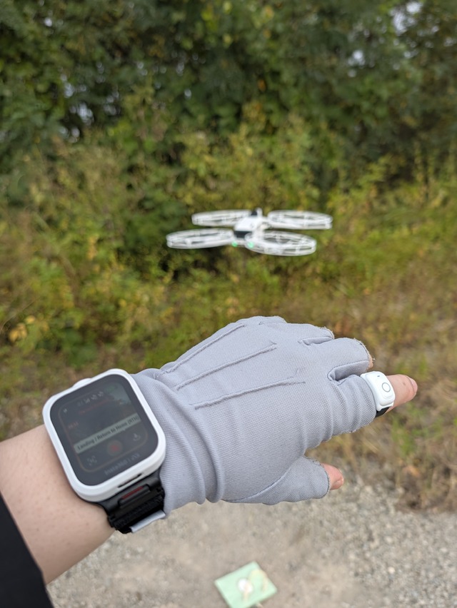 空中のドローンを掴んで動かす『能力者』感。Antigravity A1にウォッチ＆指輪型リモコン『Follow Me』、ゴーグルなしで手軽に空撮