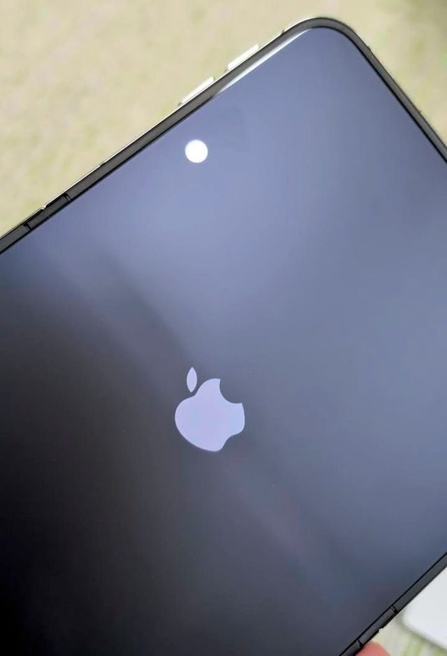 祝 iPhone Duo発売、Galaxy Z Fold8と比較ミニレビュー  ナノテクスチャのしっとり感、カバー画面の使い勝手は？