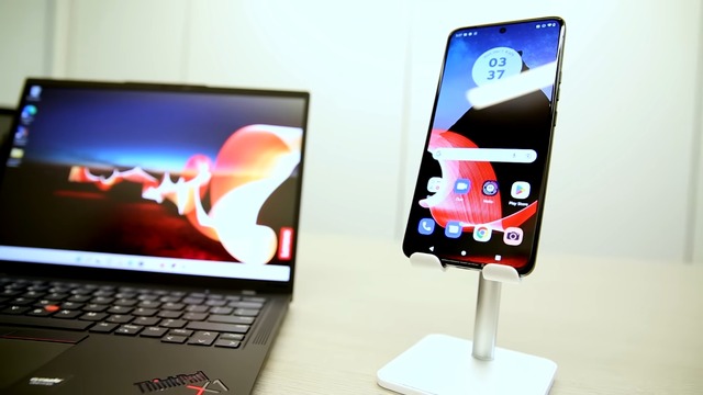 ThinkPad連携スマホ『ThinkPhone』発表。黒いアラミド繊維に赤ボタン、MILスペックの高セキュリティ端末