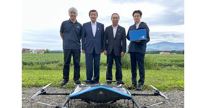 伊東内閣府特命担当大臣を上士幌町にお迎えし、新スマート物流の社会実装の現状と課題、「地域物流の準公共化」の必要性について説明