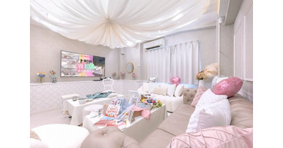 兼松、「推し活ルーム」にアクリルプリンタWoW！を設置～プリンタ事業の新領域として、エンタメ分野へ進出～