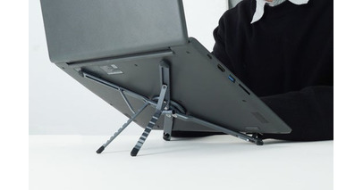 ギミック好きの心をくすぐる“カチカチ”音と変形機構。『1台4役「カチカチ折りたたみPCスタンド」』を発売