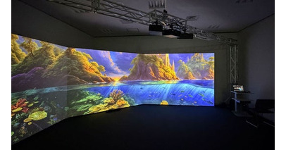 短時間でイマーシブシアターを構築できる3面スクリーンキット「Panelworks」を提供開始